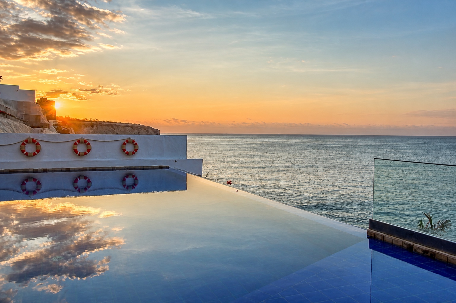 Oceanfront jacuzzi terrace at sunset at Poseidon Manta Resort